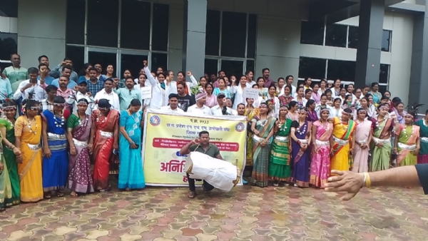 सुकमा: राष्ट्रीय स्वास्थ्य मिशन कर्मियों ने आदिवासी परिधान में लोक नृत्य कर जताया विरोध 17 वें दिन भी हड़ताल जारी