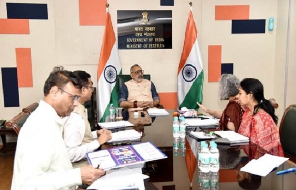 कपास खरीद के लिए समीक्षा बैठक की अध्‍यक्षता करते गिरिराज सिंह और अन्‍य