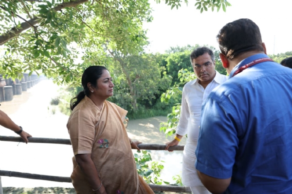 यमुना में जलस्तर बढ़ाने के बाद सोमवार को असीता घाट और यमुना छठ घाट का दौरा करती मुख्यमंत्री रेखा गुप्ता