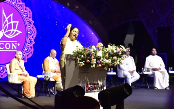 दिल्ली में इस्कॉन के ‘कॉन्टेंट क्रिएटर्स समिट’ को संबोधित करती मुख्यमंत्री रेखा गुप्ता