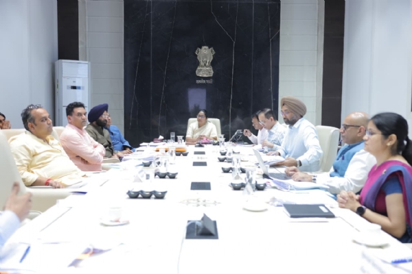 दिल्ली सचिवालय में बुधवार को आयोजित कैबिनेट बैठक को संबोधित करती मुख्यमंत्री रेखा गुप्ता