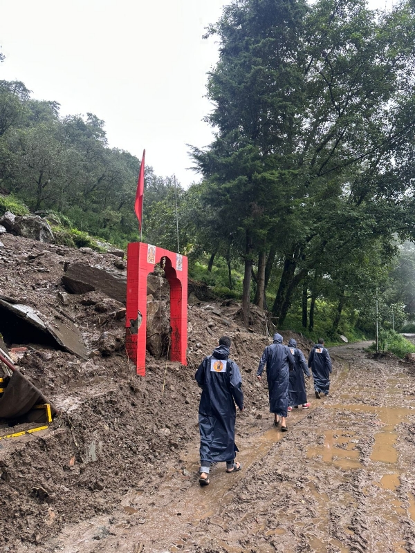 संघ के स्वयंसेवक आपदा प्रभावित क्षेत्रों में।