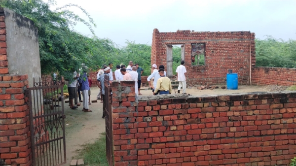 हरियाणा के भिवानी में मान ढहने के बाद जमा ग्रामीण