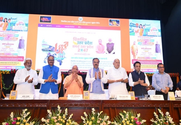लोकभवन में आयोजित वर्कशॉप में मुख्यमंत्री योगी व अन्य मंत्री