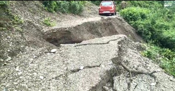 सिरमौर जिले में रेणुका  क्षेत्र में  भूस्खलन से क्षतिग्रस्त सड़क, स्थानीय युवाओं ने फंसी गाड़ी को सुरक्षित निकाला