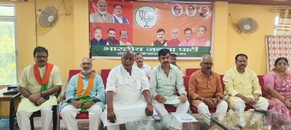 प्रेससवार्ता करते एनडीए के नेतागण