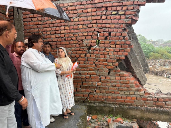 बाढ प्रभा्वित इलाकाें का दाैरा करते कांगरेस नेता रमन भलला््