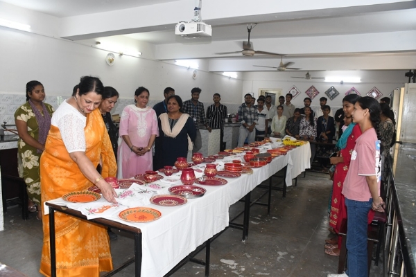 पानीपत आई बी महाविद्यालय में प्रदर्शनी का अवलोकन करती प्राचार्य डॉ शशि प्रभा मालिक।