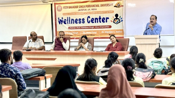 डिजिटल एडिक्शन युवाओं के भविष्य के लिए खतरा मंच से संबोधित करते हुए प्रो. अजय  प्रताप सिंह