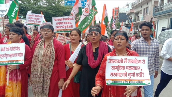 भाजपा कार्यालय के समक्ष प्रदर्शन करती महिला कांग्रेस।