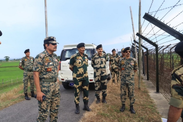 असम_भारत-बांग्लादेश की अंतरराष्ट्रीय सीमा का अवलोकन करते बीएसएफ गुवाहाटी फ्रंटियर के महानिरीक्षक सुखदेव राज