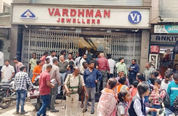 वर्धमान ज्वैलर्स पर हथियारबंद डाका