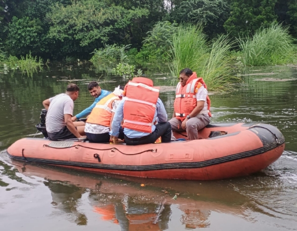 बहादुरगढ़ में टूट गई मुंगेशपुर ट्रेन का जायजा लेते उपायुक्त स्वप्निल रविंद्र पाटिल।