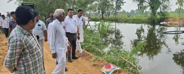 घग्गर के तटबंधों का निरीक्षण करते अधिकारी।
