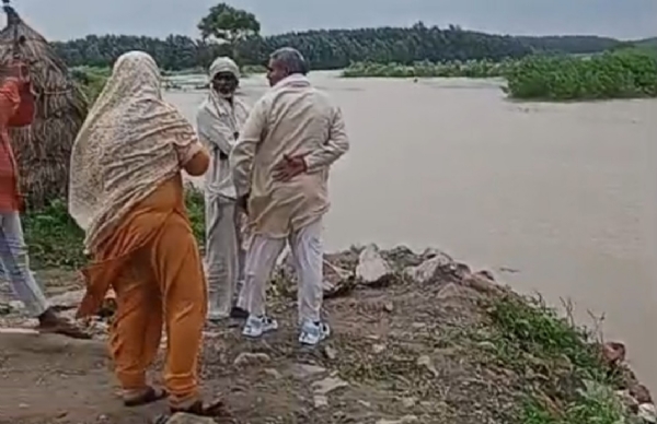 पानीपत के गांव पत्थर गढ़ में यमुना के उफान को देखते ग्रामीण