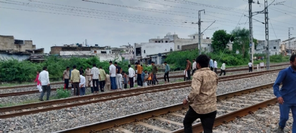 ट्रेन की चपेट में आने से महिला की मौत