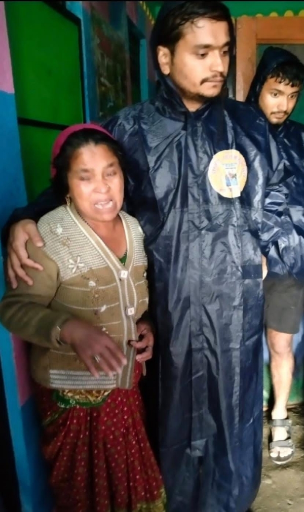 रुद्रप्रयाग जिला प्रचारक पंकज आपदा प्रभावितों के साथ।