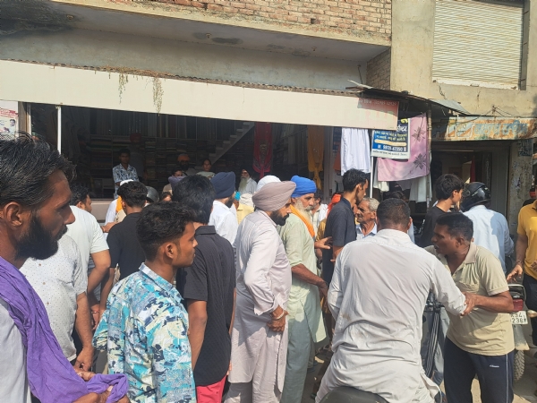 घटना के दौरान रेलवे फाटक पर एकत्रित भीड़।