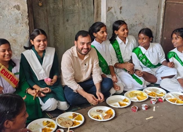 बच्चों संग अलख पाण्डेय