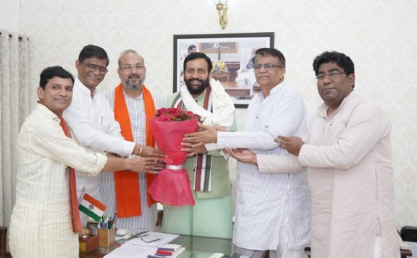 चंडीगढ़ में मुख्यमंत्री को बुके भेंट करते ओमप्रकाश धनखड़ और झज्जर जिला के अन्य भाजपा नेता।