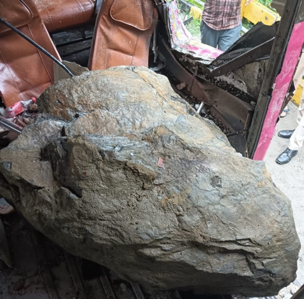 भूस्खलन की चपेट में बस