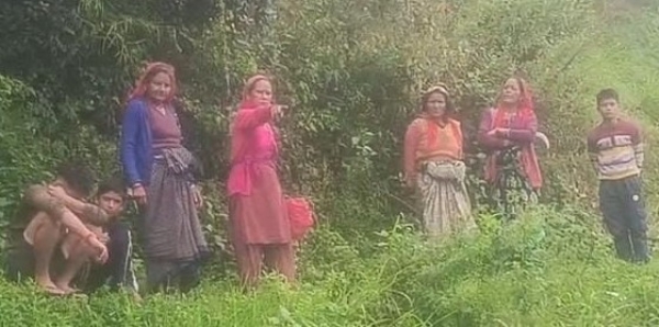 खन्नी गांव के उपर भू-धंसाव को देखकर दहशत में ग्रामीण।