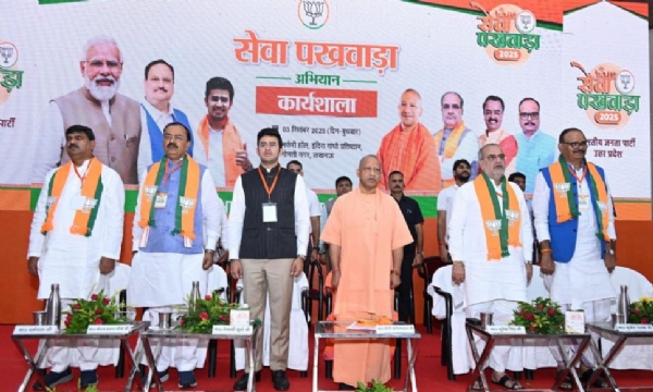 मंचासीन मुख्यमंत्री व अन्य भाजपा नेता