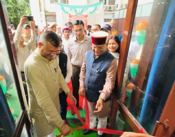 केंद्र का उद्घाटन करते विधायक व महापौर।
