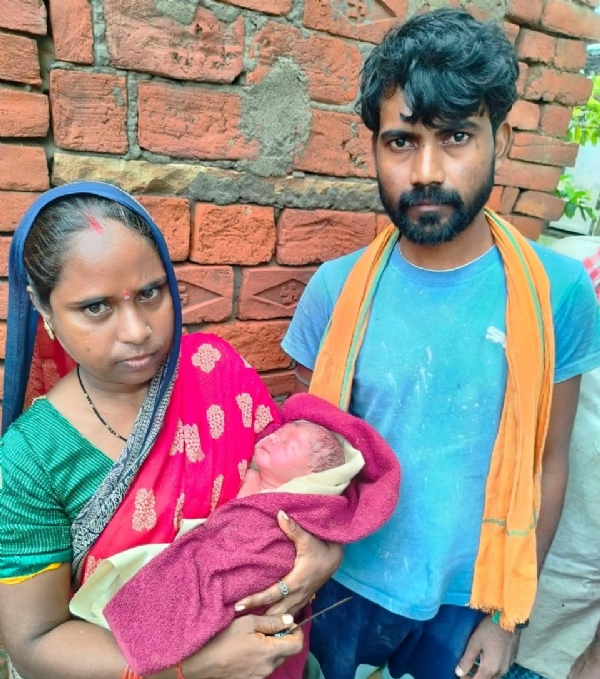जमालपुर के ओड़ी गांव के मन्नू प्रसाद और उसकी पत्नी नीलम बच्चे को लिये हुये।