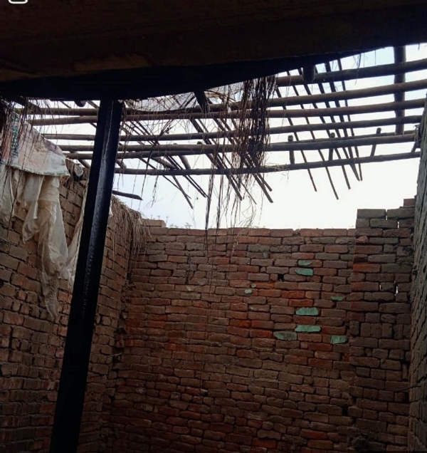 बारिश के चलते गांव जुगलान में गिरी मकान की छत।