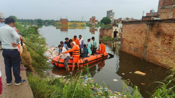 दिल्ली के गांव झड़ौदा व आसपास की कच्ची कॉलोनियों  से लोगों को सुरक्षित निलकते
