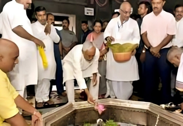 मंदिर में पूजा करते सीएम एपं अनय्
