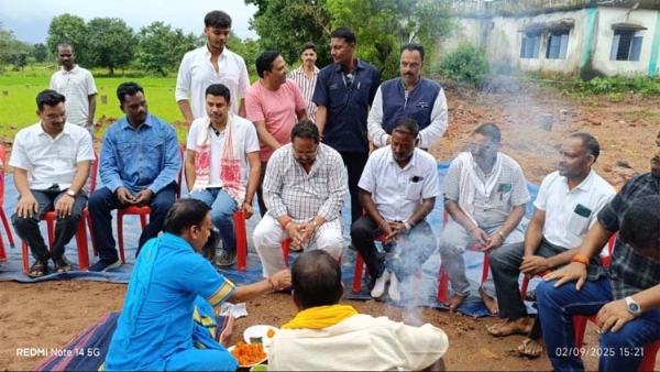 हाई स्कूल छात्रावास का भूमिपूजन करते लुण्ड्रा विधायक प्रबोध मिंज