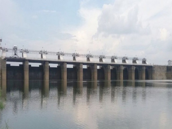 Seoni: Four gates of Bhimgarh Dam were opened today, water flows into Bainganga River at the rate of 21,000 cubic feet per second