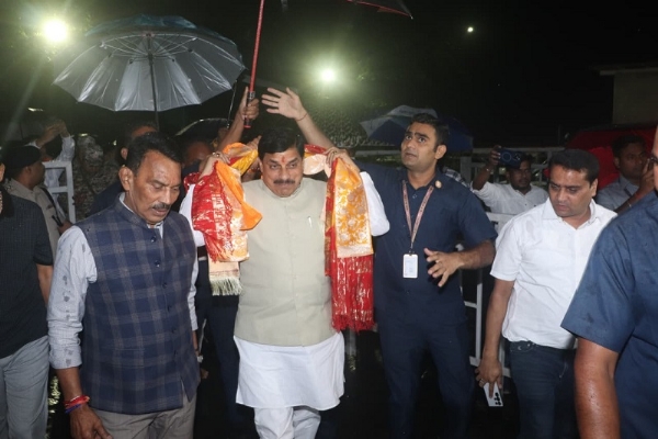 इंदौर एयरपोर्ट पहुंचे मुख्यमंत्री
