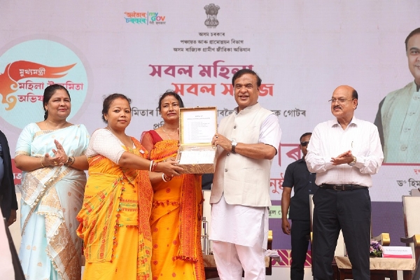 गुवाहाटीः जालुकबारी निर्वाचन क्षेत्र की महिला लाभार्थियों को  एमएमयूए के तहत चेक प्रदान करते मुख्यमंत्री डॉ. हिमंत बिस्व सरमा