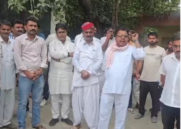 बाड़मेर मोर्चरी के बाहर आक्रोशित ग्रामीण