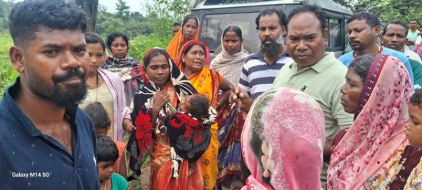 जंगली हाथी के हमले में मारे गये कृष्णा के परिवार से मिले कांग्रेस नेता