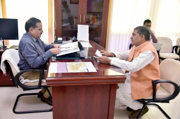 मुख्य निर्वाचन अधिकारी से वार्ता करते कुलजीत सिंह यादव