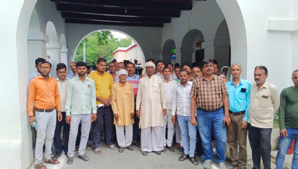 ज्ञापन सौंपते निवासी और किसान