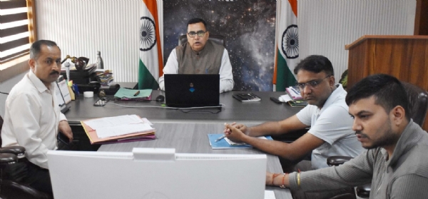 गोपेश्वर में विभागीय अधिकारियों की बैठक लेते हुए सीडीओ।