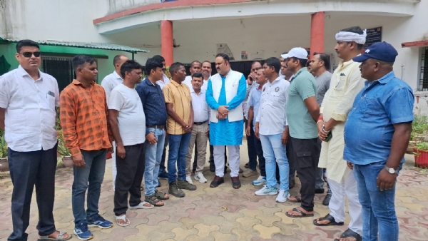 शहर थाना में एफआइआर दर्ज कराने पहुंचे अंगरक्षक एवं अन्य