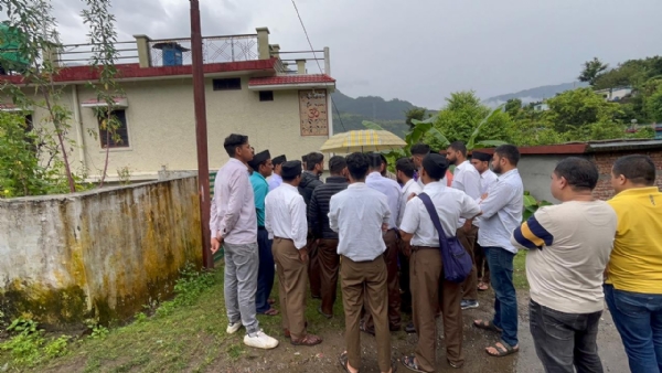 संघ के स्वयंसेवक राहत सामग्री वितरित करते।