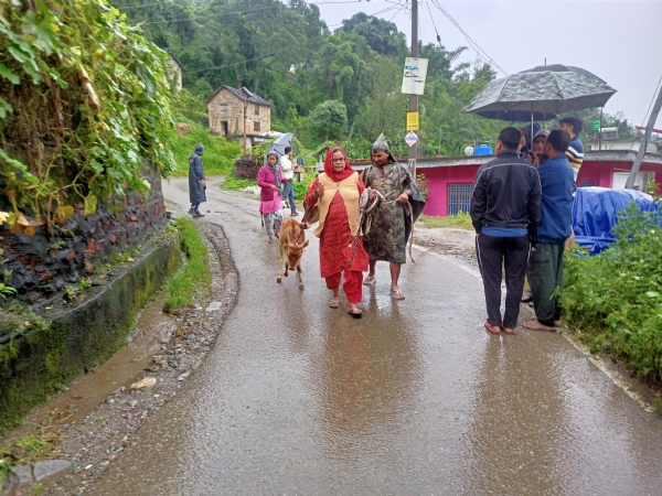 सुरक्षित जगहों की ओर रवाना होते प्रभावित परिवार।
