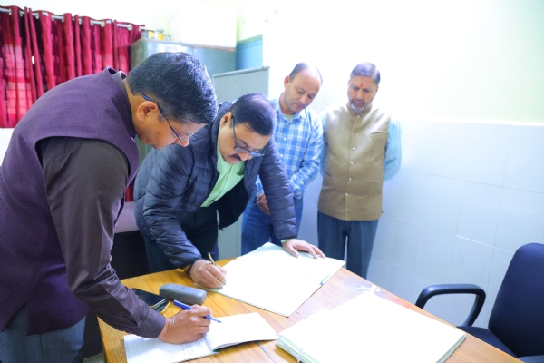 गढ़वाल आयुक्त ने निदेशक चिकित्सालय एवं परिवार कल्याण मंडल पौड़ी का अचोक निरीक्षण किया