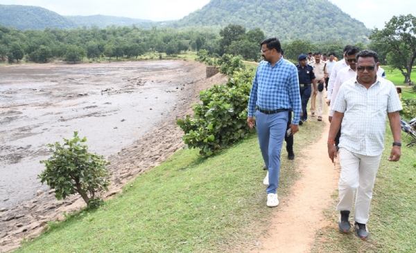 संभागायुक्त दुग्गा, कलेक्टर एवं पुलिस अधीक्षक ने लुत्ती डैम का लिया जायजा, प्रभावित परिवारों का जाना हाल