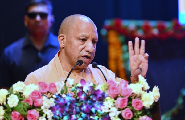कार्यक्रम को संबोधित करते सीएम योगी