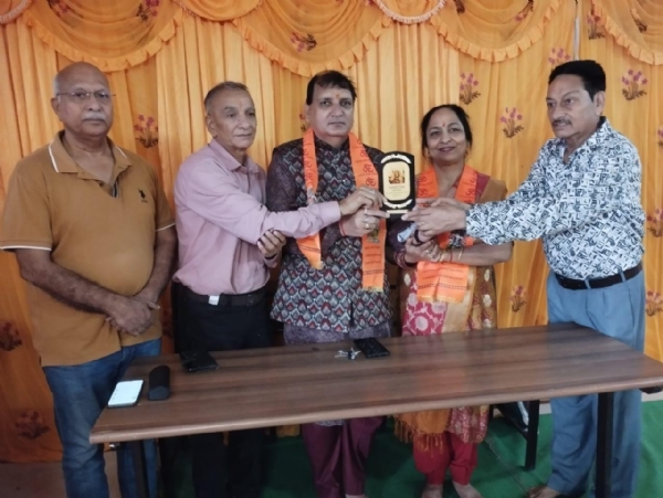 गणेश उत्सव के अवसर पर सम्मानित करते हुए।