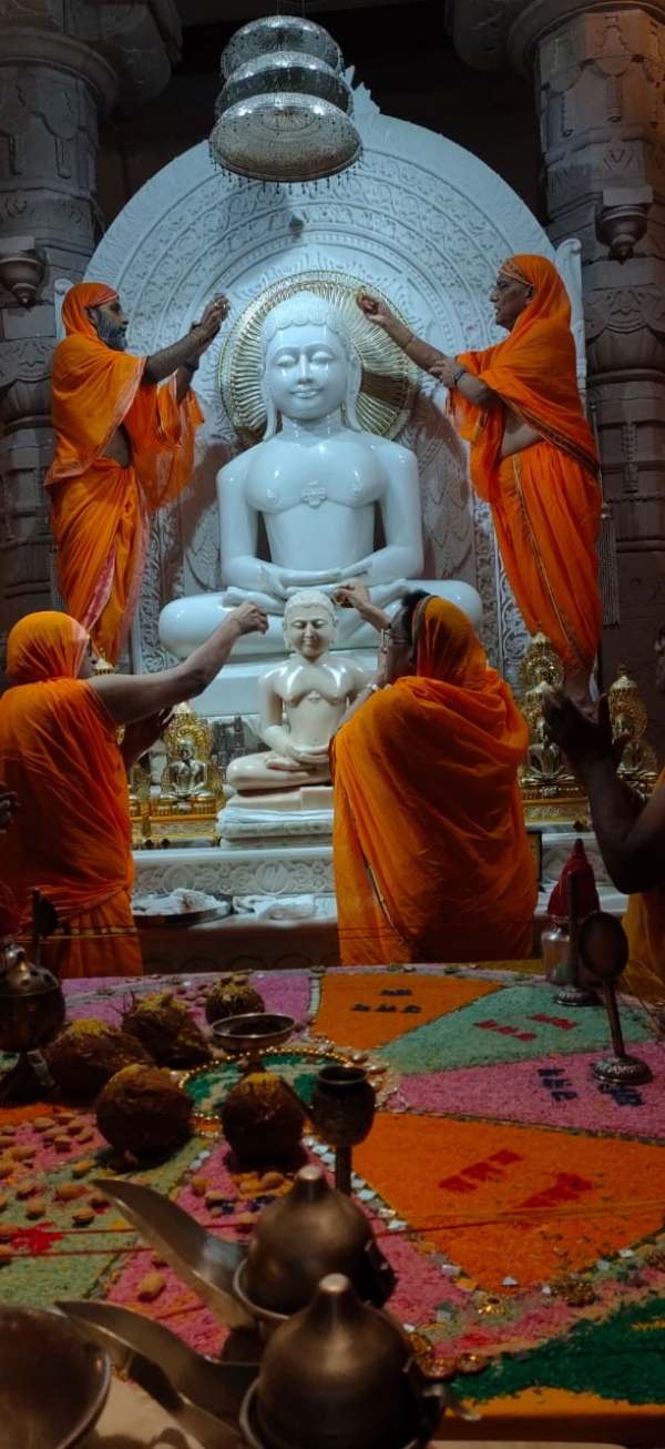 पूजा करते श्रद्धालु