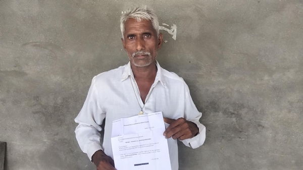 टोहाना। जानकारी देते हुए ऑटो चालक हंसराज।